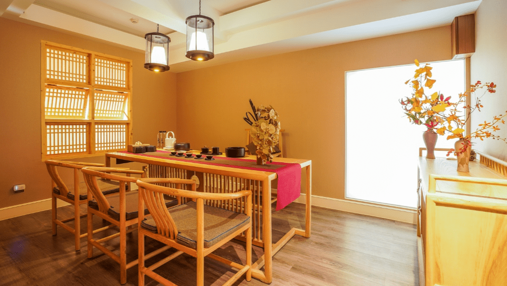 鬧市一隅新中式茶館 倉儲服務何以成年輕人新寵？